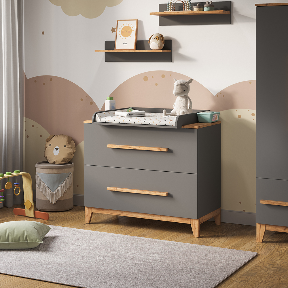 Wickelkommode in Grau/Artisan, dargestellt im Ambiente mit Dekoration