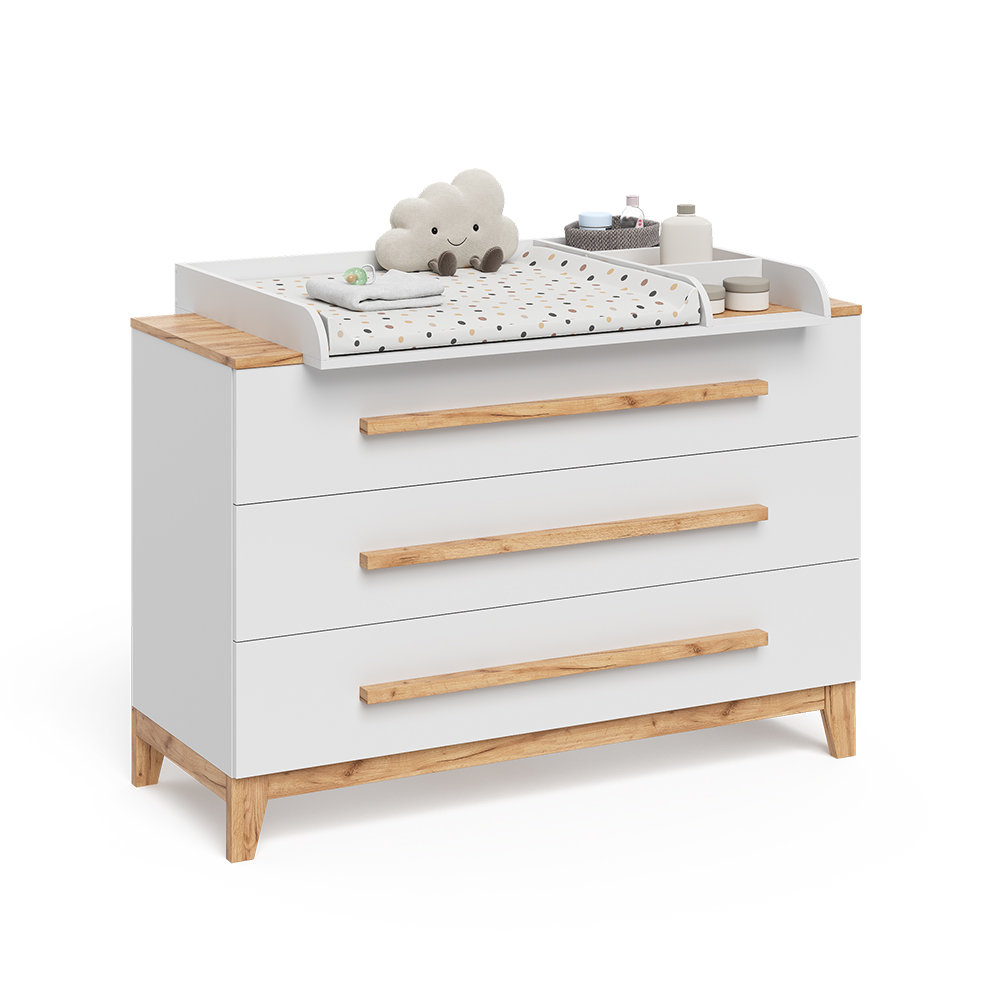Wickelkommode in Weiß/Artisan auf weißem Hintergrund mit dekorativen Elementen