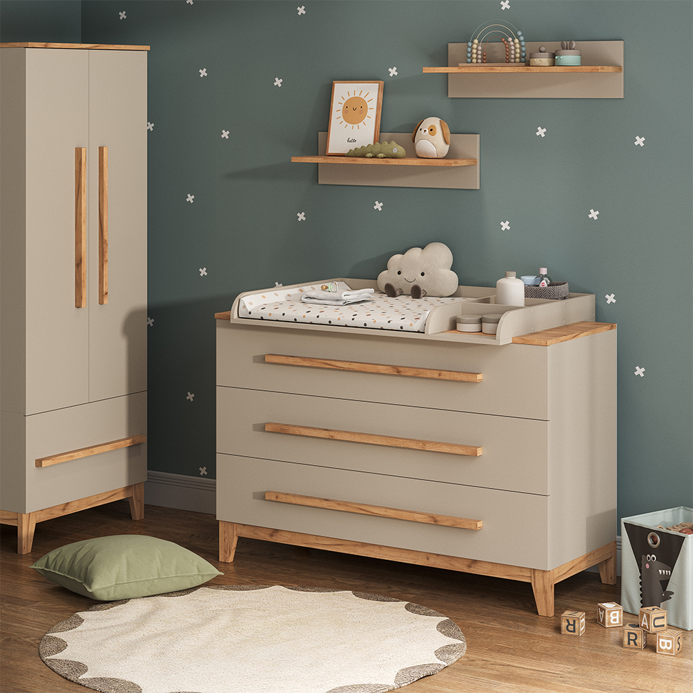 Wickelkommode in Cashmere/Artisan, dargestellt im Ambiente mit Dekoration