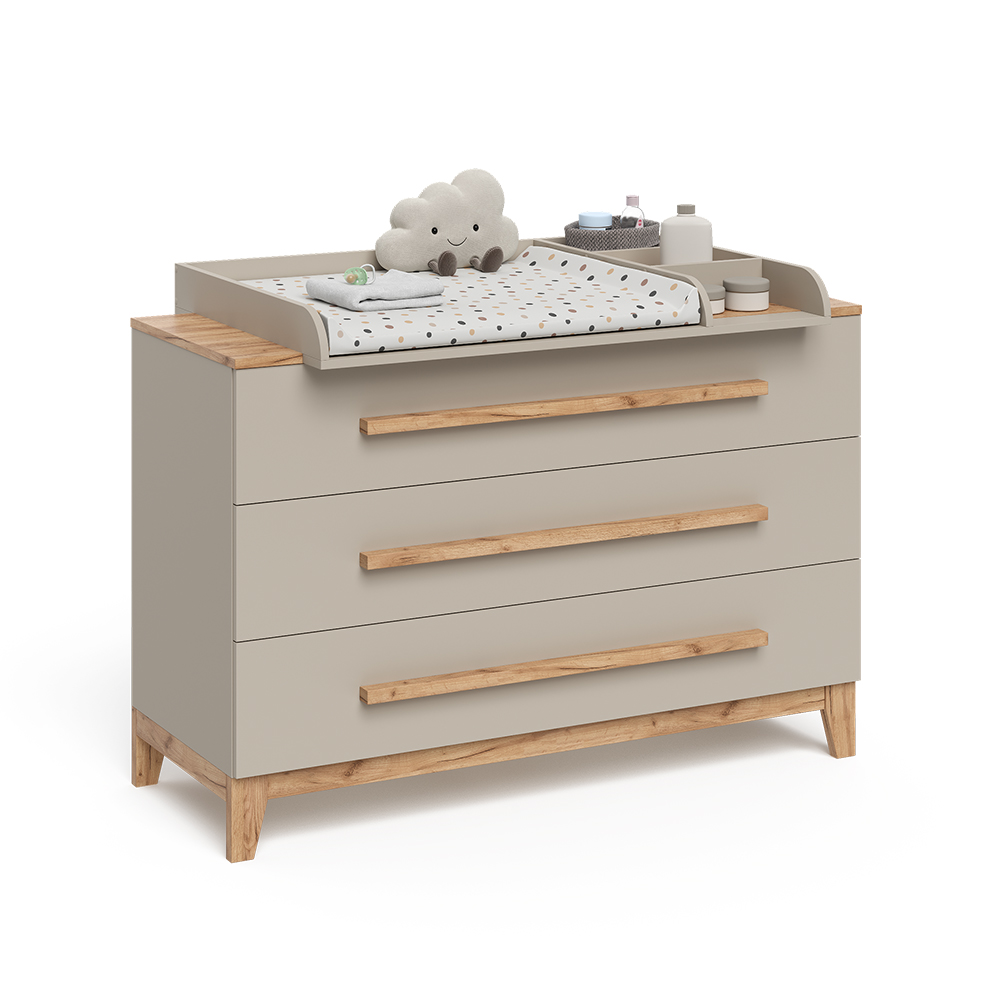 Wickelkommode in Cashmere/Artisan auf weißem Hintergrund mit dekorativen Elementen