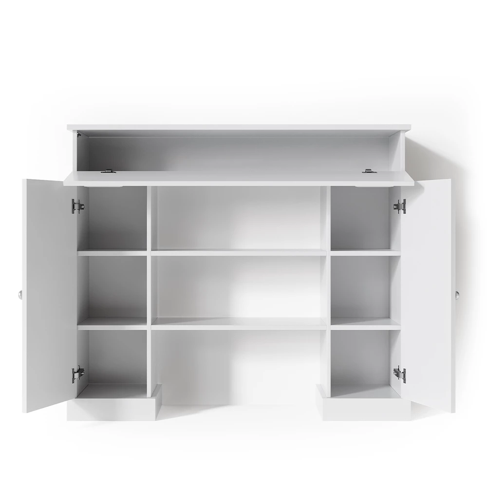 Kaminumrandung u boji bijelo na bijeloj pozadini s dekorativnim elementima