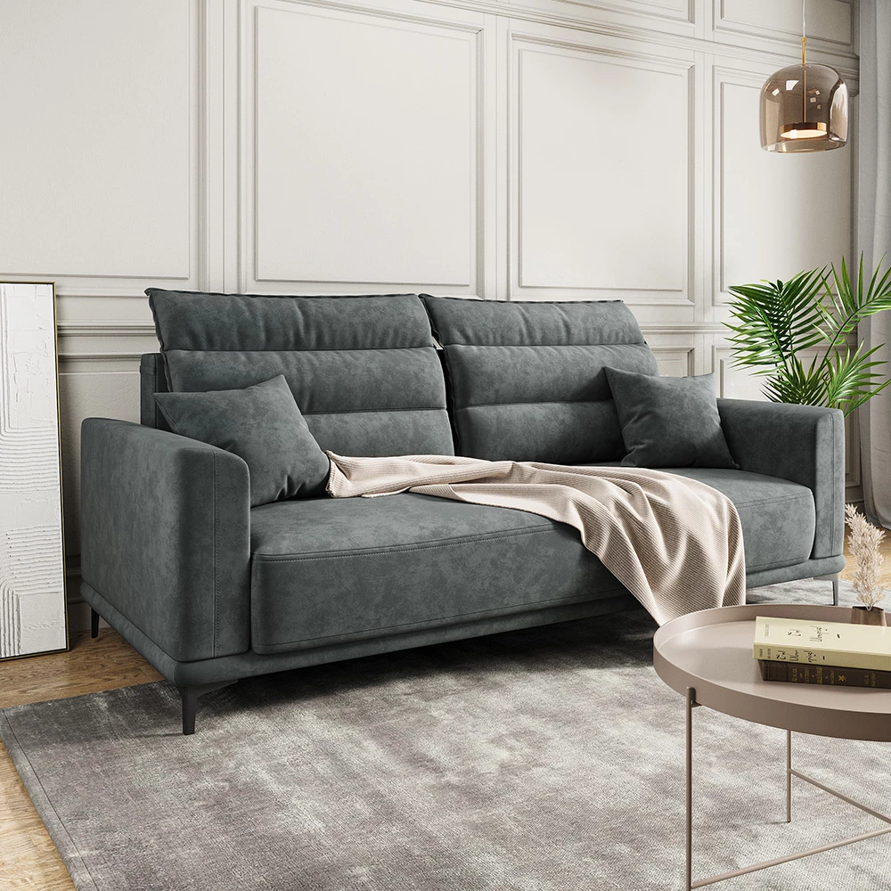 Sofa in Anthrazit, dargestellt im Ambiente mit Dekoration