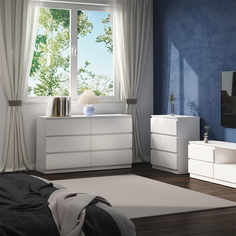 Kommode  in Weiß, dargestellt im Ambiente mit Dekoration