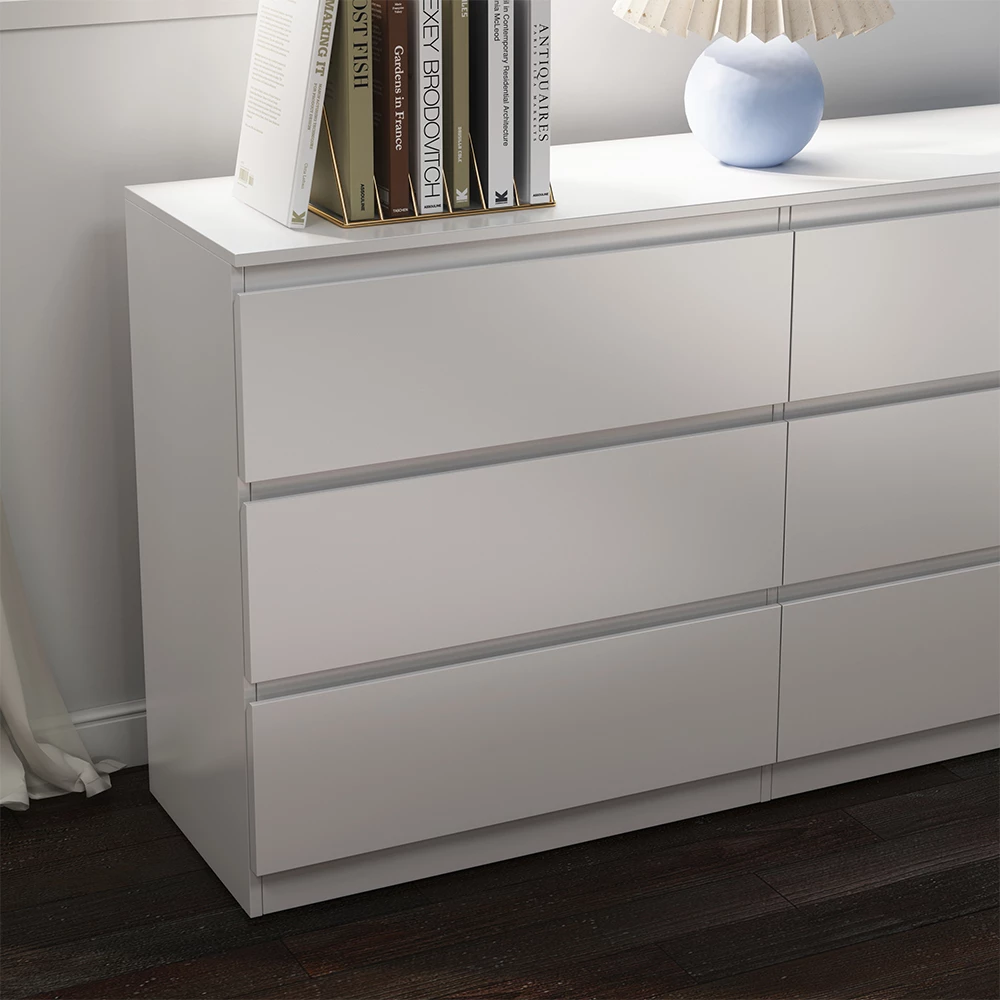 Nahaufnahme von Kommode  in Weiß, zeigt Textur/Details