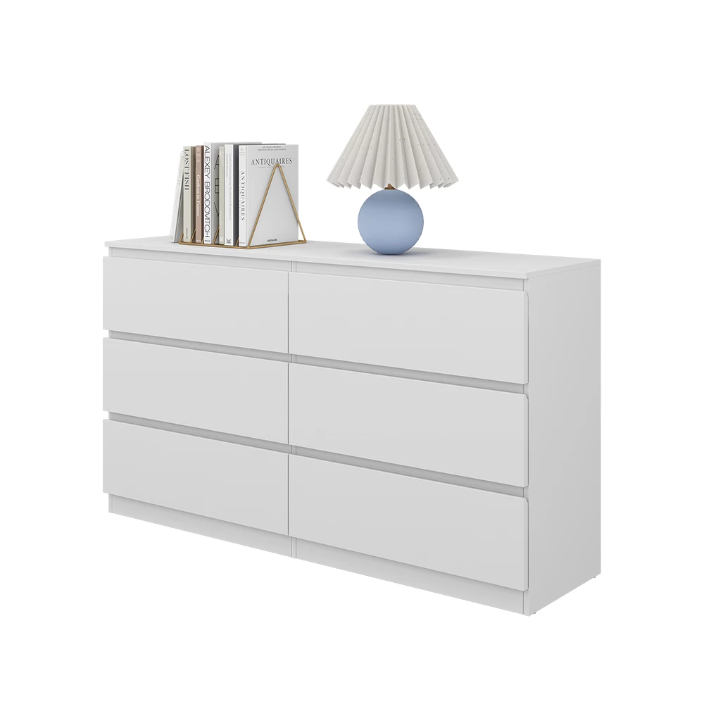 Kommode  in Weiß auf weißem Hintergrund mit dekorativen Elementen