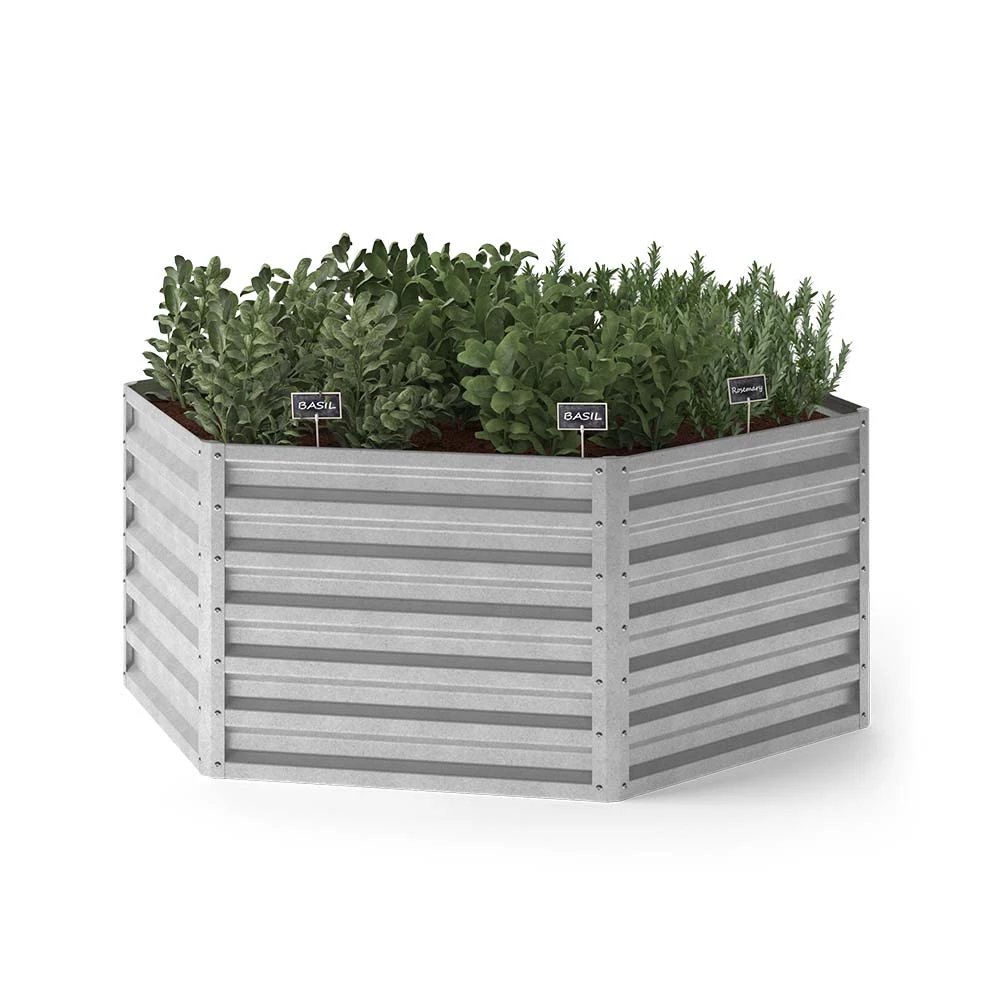 Hochbeet in Silber auf weißem Hintergrund mit dekorativen Elementen