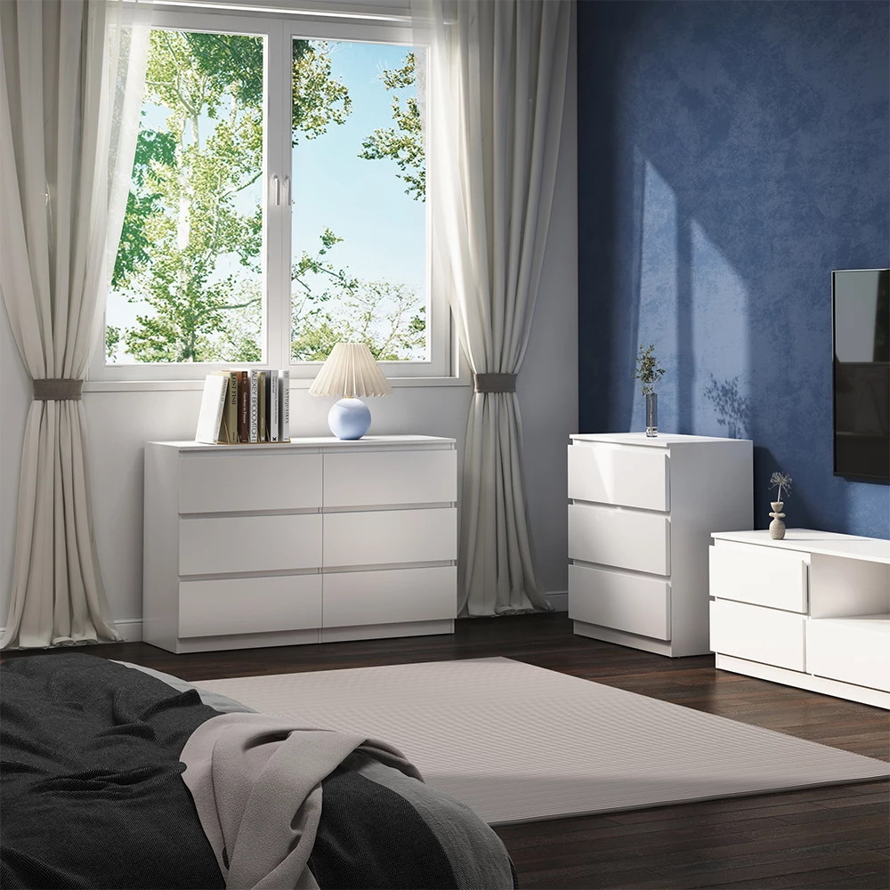 Kommode i farven Hvid, vist i et miljø med dekoration