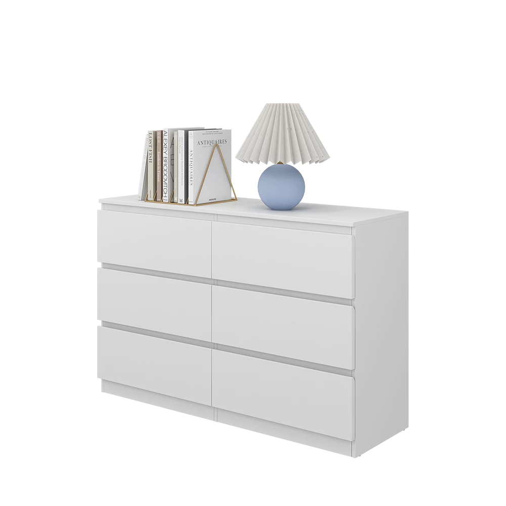 Kommode i farven Hvid på hvid baggrund med dekorative elementer