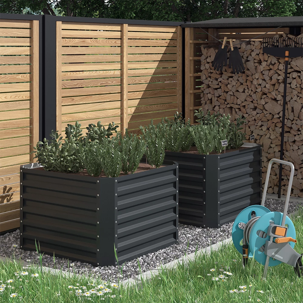 Hochbeet in Anthrazit, dargestellt im Ambiente mit Dekoration