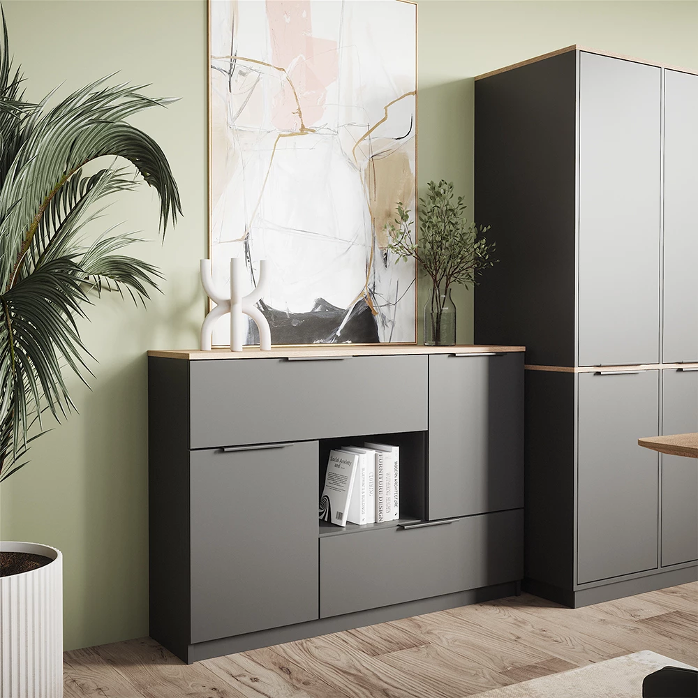 Kommode in Anthrazit/Sonoma, dargestellt im Ambiente mit Dekoration