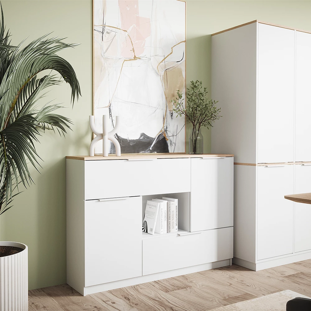 Kommode in Weiß/Sonoma, dargestellt im Ambiente mit Dekoration
