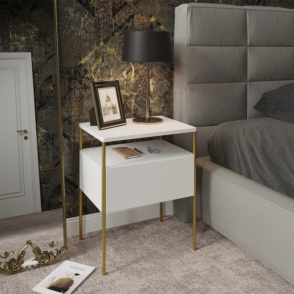 Nachttisch in Weiß/Gold, dargestellt im Ambiente mit Dekoration