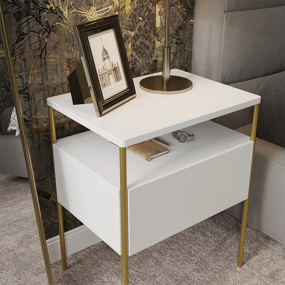 Nahaufnahme von Nachttisch in Weiß/Gold, zeigt Textur/Details