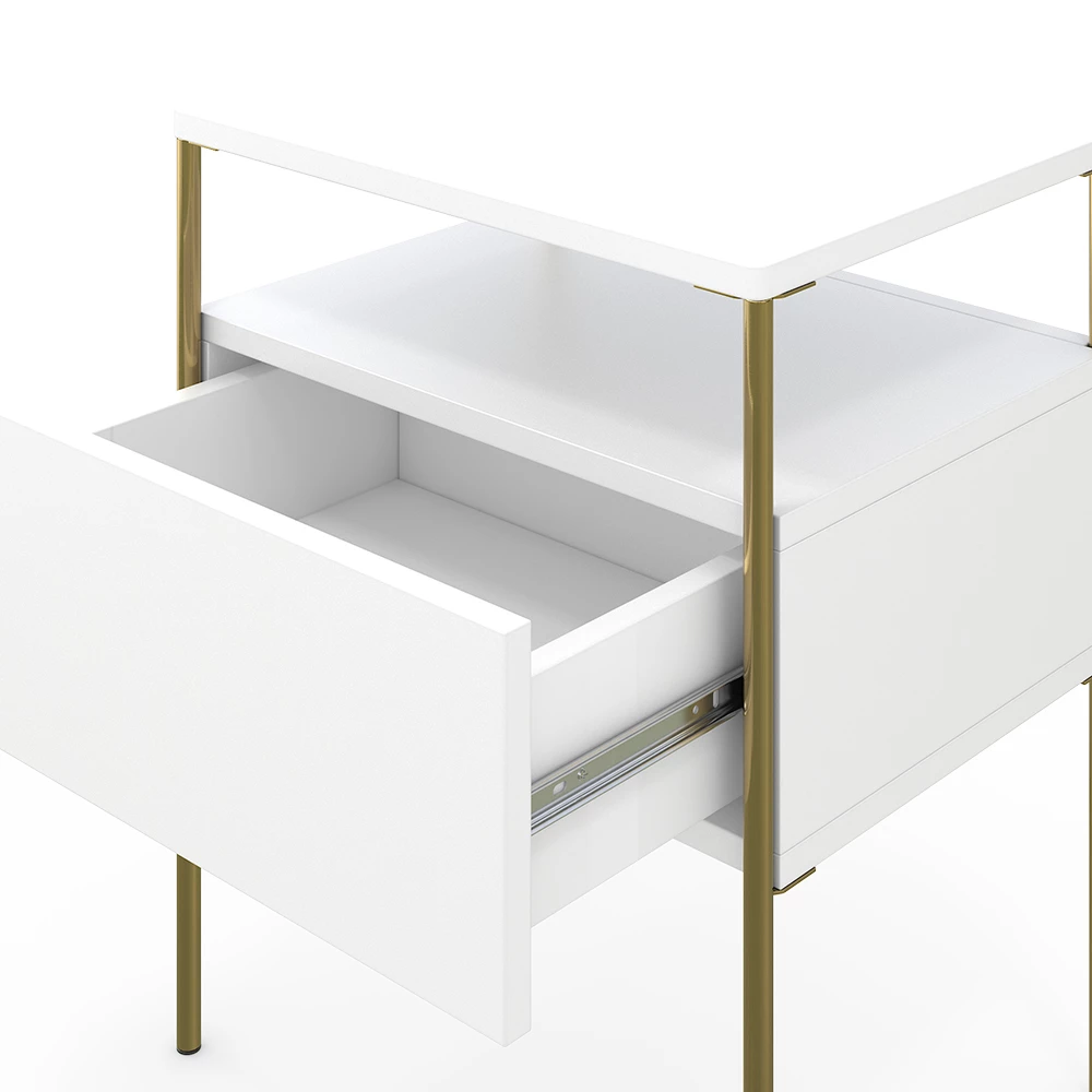 Nahaufnahme von Nachttisch in Weiß/Gold, zeigt Design- und Oberflächendetails