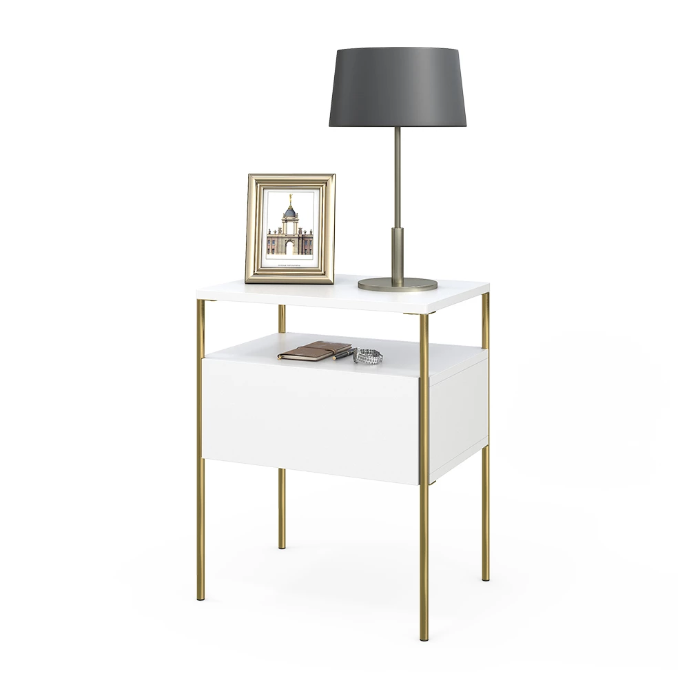 Nachttisch in Weiß/Gold auf weißem Hintergrund mit dekorativen Elementen