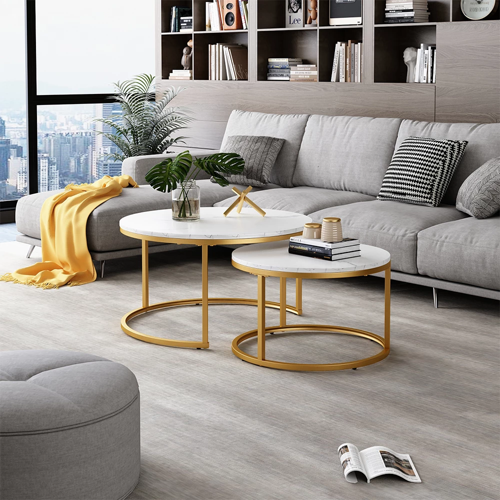 Conjunto de mesas de centro en Blanco/Oro sobre fondo blanco con elementos decorativos