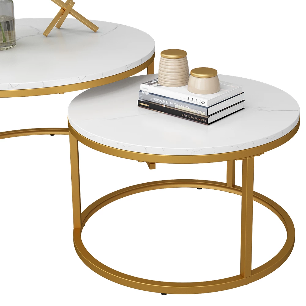 Nahaufnahme von Couchtisch-Set in Weiß/Gold, zeigt Design- und Oberflächendetails