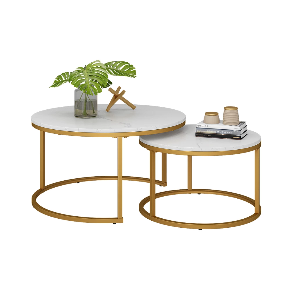 Conjunto de mesas de centro en Blanco/Oro sobre fondo blanco con elementos decorativos