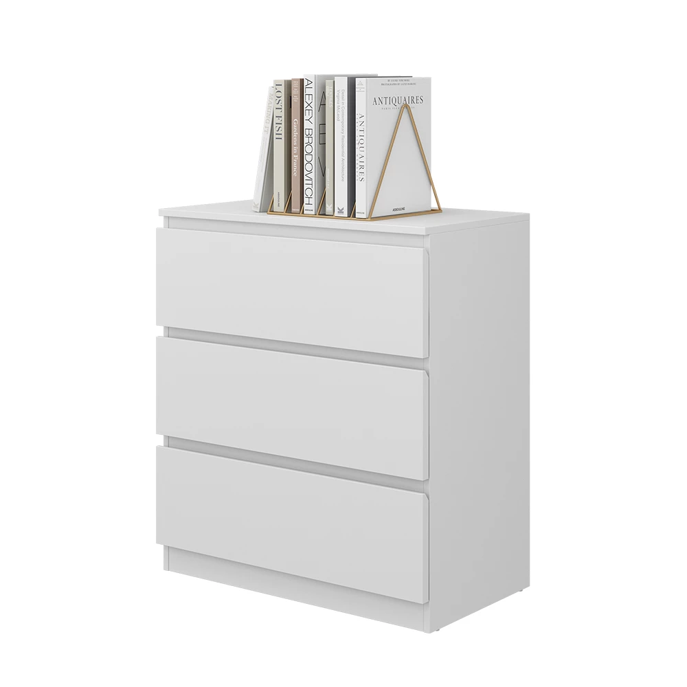 Kommode in Weiß auf weißem Hintergrund mit dekorativen Elementen