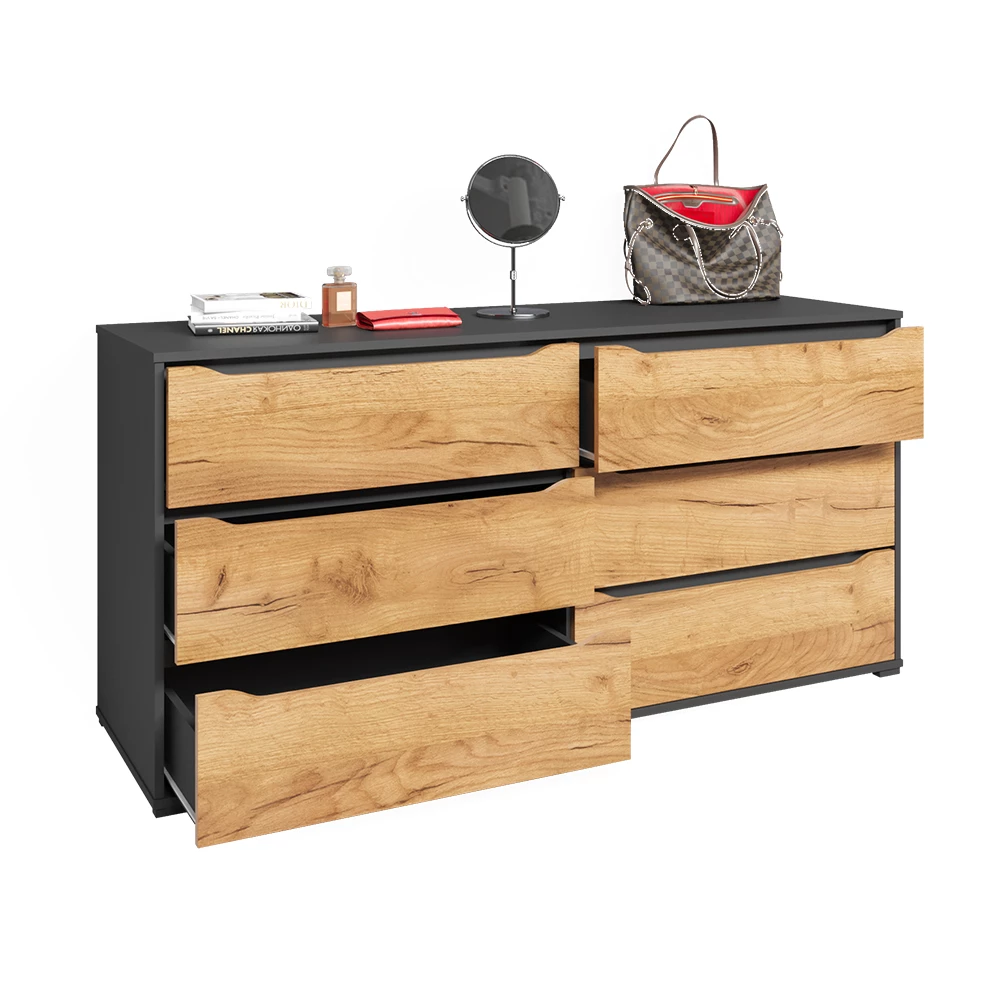 Commode en Chêne de force doré sur fond blanc avec des éléments décoratifs