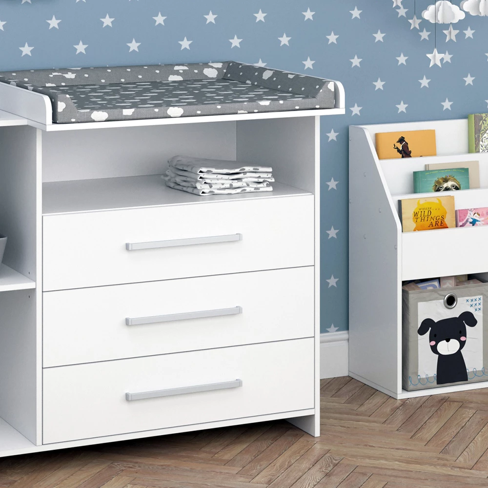 Nahaufnahme von Kinderzimmer-Set in Weiß, zeigt Textur/Details