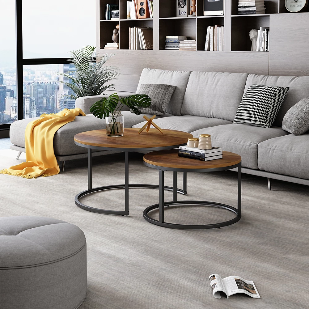 Conjunto de mesas de centro en Madera sobre fondo blanco con elementos decorativos