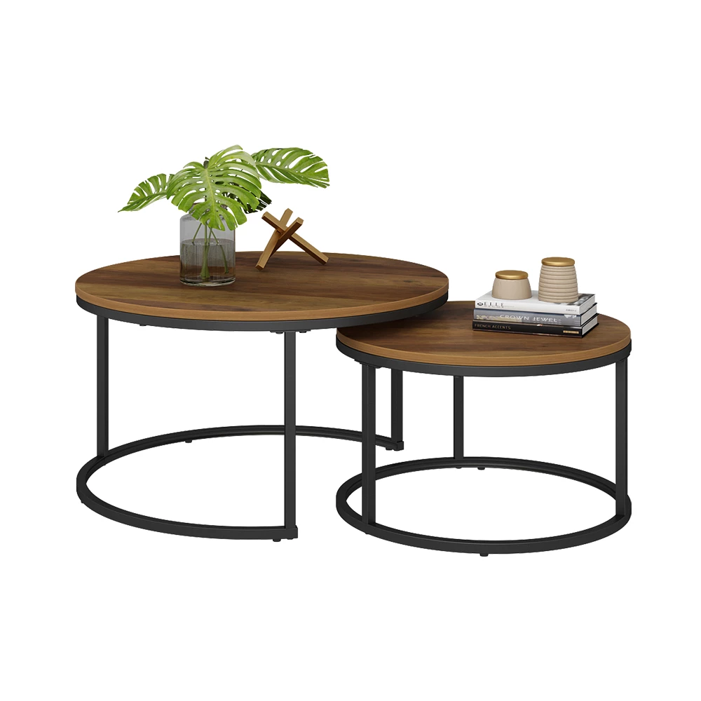 Conjunto de mesas de centro en Madera sobre fondo blanco con elementos decorativos