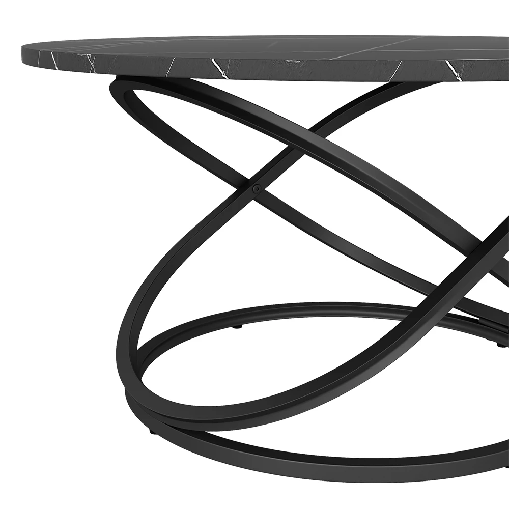 Nahaufnahme von Couchtisch in Schwarz, zeigt Design- und Oberflächendetails