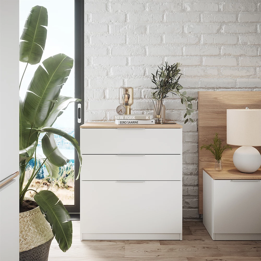 Kommode in Weiß/Sonoma, dargestellt im Ambiente mit Dekoration