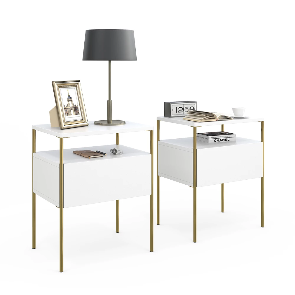 Nachttisch in Weiß/Gold auf weißem Hintergrund mit dekorativen Elementen