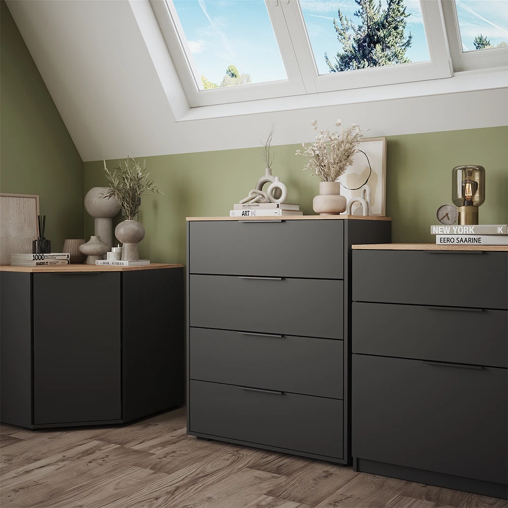 Kommode in Anthrazit/Sonoma, dargestellt im Ambiente mit Dekoration