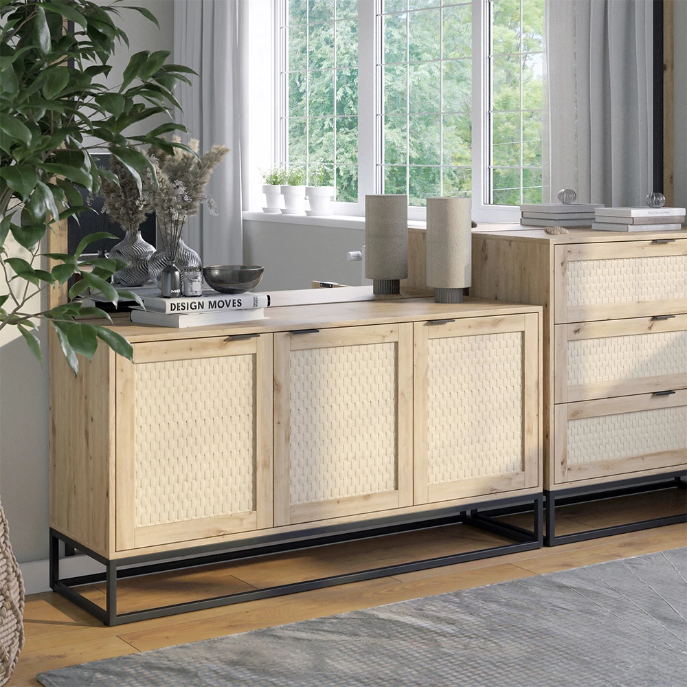 Kommode in Braun, dargestellt im Ambiente mit Dekoration