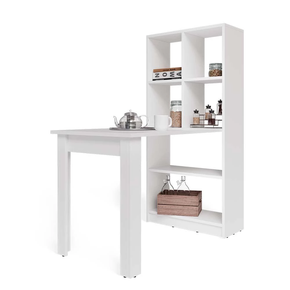 Esstisch in Weiß auf weißem Hintergrund mit dekorativen Elementen