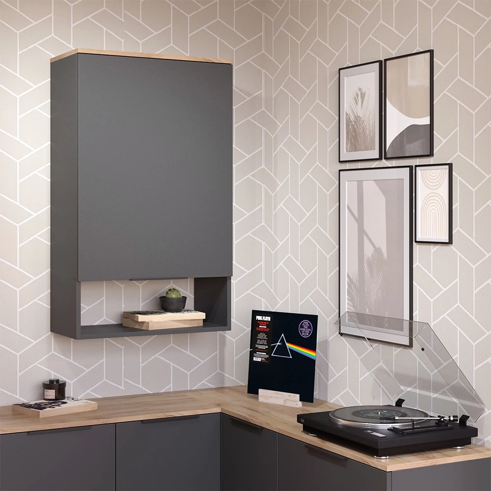 Hängeschrank in Anthrazit, dargestellt im Ambiente mit Dekoration