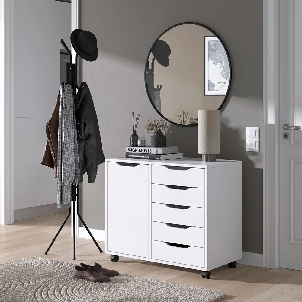 Kommode in Weiß auf weißem Hintergrund