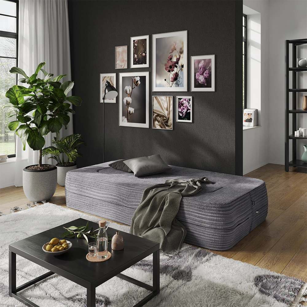 Sofa in Grau, dargestellt im Ambiente mit Dekoration