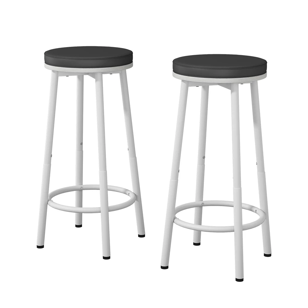 Barhocker in Weiß auf weißem Hintergrund mit dekorativen Elementen