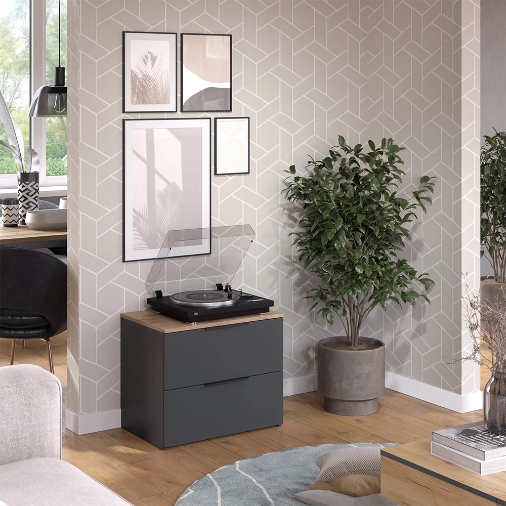 Sideboard in Anthrazit, dargestellt im Ambiente mit Dekoration