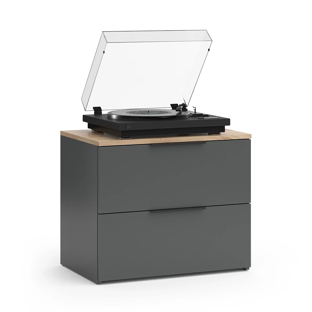 Sideboard in Anthrazit auf weißem Hintergrund mit dekorativen Elementen