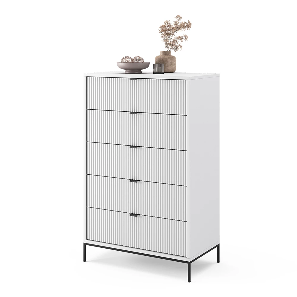 Kommode  in Weiß auf weißem Hintergrund mit dekorativen Elementen