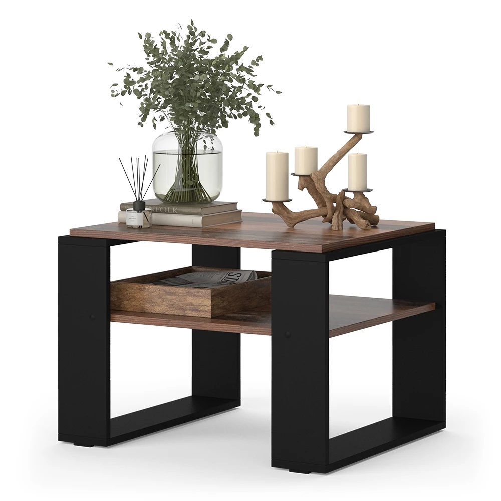 Couchtisch in Antikholz auf weißem Hintergrund mit dekorativen Elementen