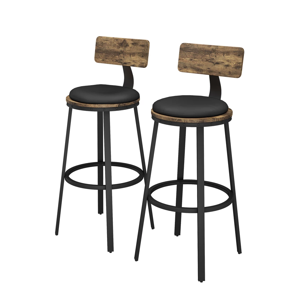 Barhocker in Eiche rustikal auf weißem Hintergrund mit dekorativen Elementen