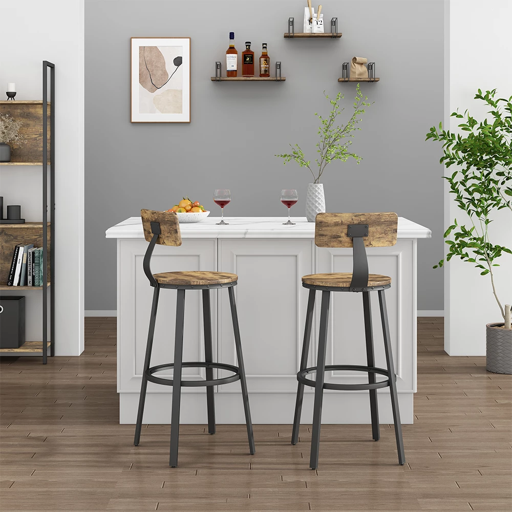 Barhocker in Eiche rustikal, dargestellt im Ambiente mit Dekoration