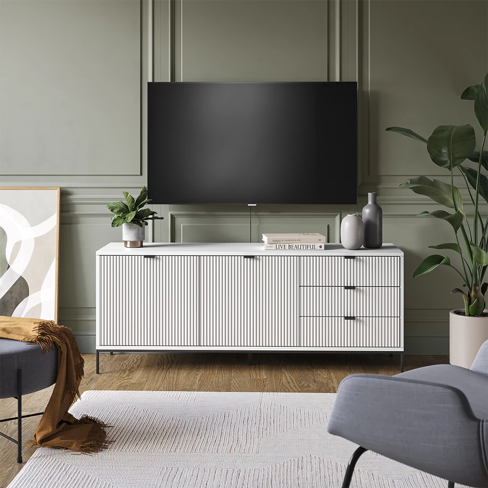 Lowboard in Weiß, dargestellt im Ambiente mit Dekoration