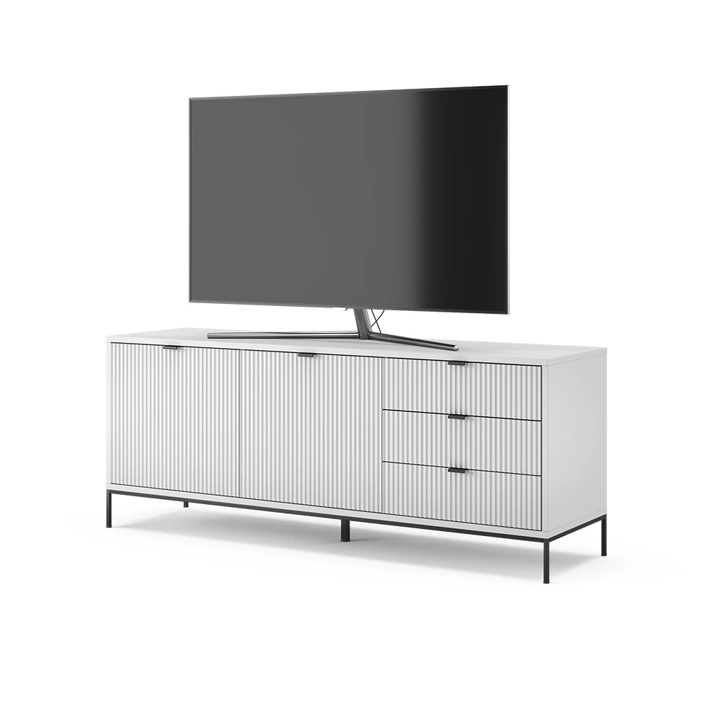 Lowboard in Weiß auf weißem Hintergrund mit dekorativen Elementen