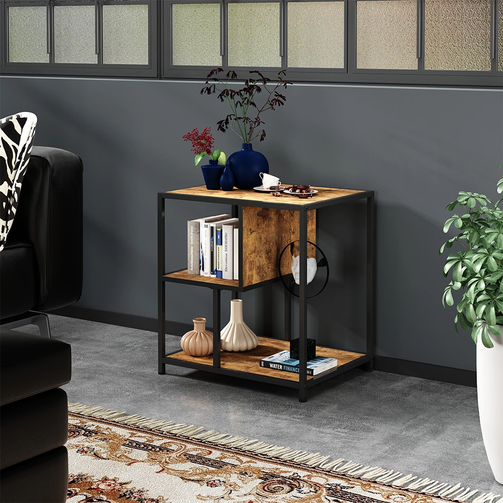 Bijzettafel in Eiken rustiek op een witte achtergrond met decoratieve elementen