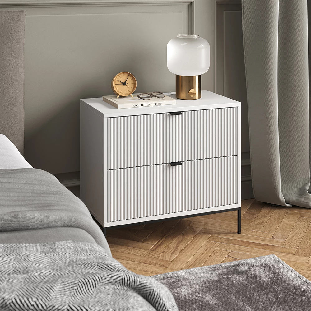 Nachttisch in Weiß, dargestellt im Ambiente mit Dekoration