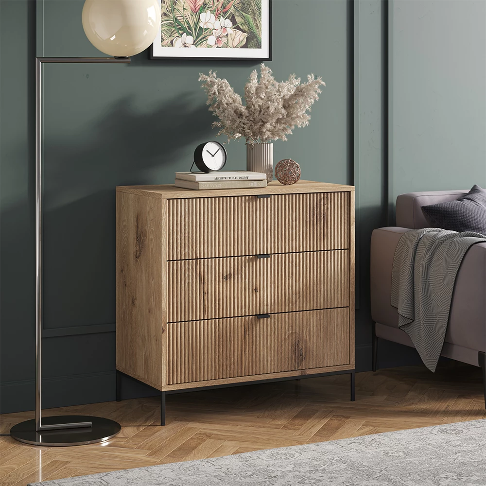 Kommode  in Viking Oak, dargestellt im Ambiente mit Dekoration