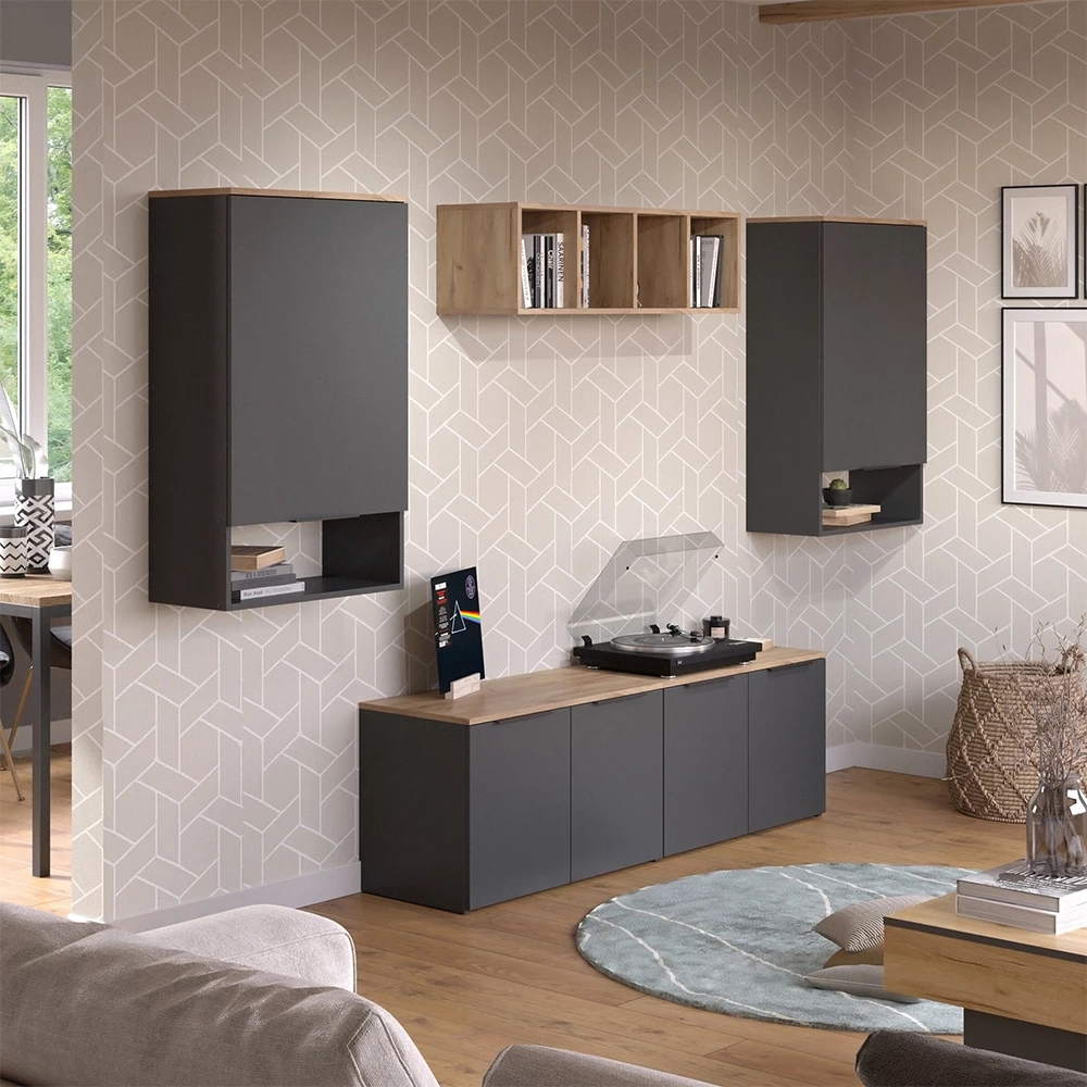 Wohnwand in Anthrazit, dargestellt im Ambiente mit Dekoration