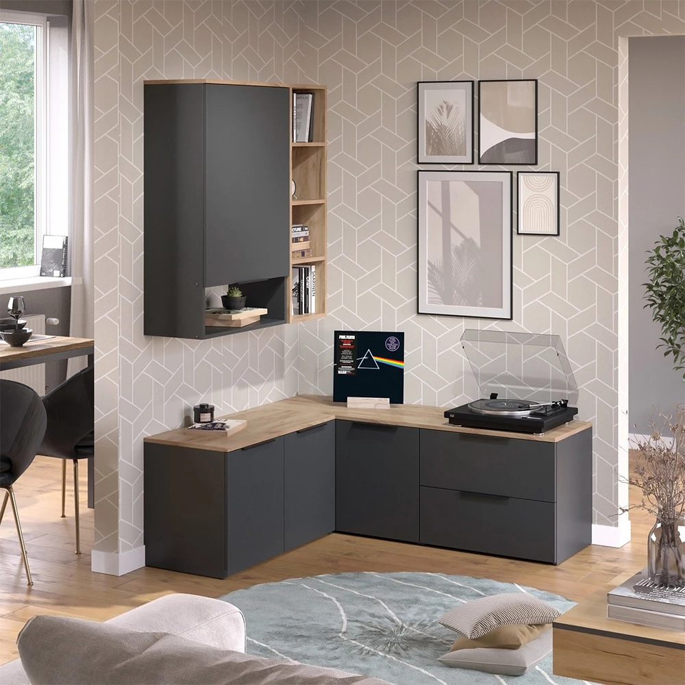 Wohnwand in Anthrazit, dargestellt im Ambiente mit Dekoration